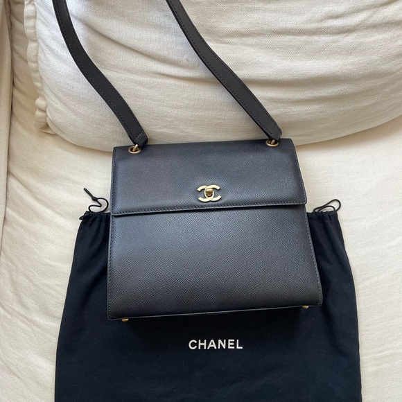 Vintage Chanel Classic Black Shoulder Bag with Gold Accents - Picture 4 of 15